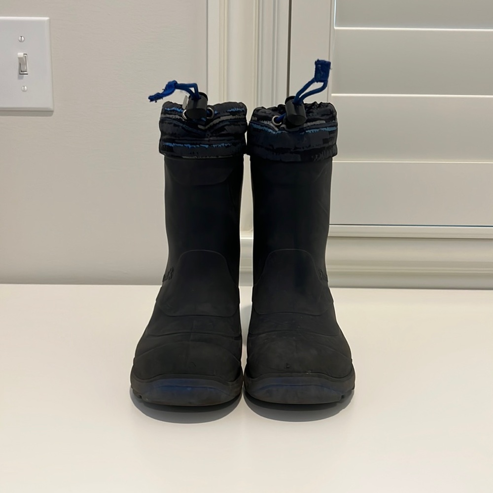 Little boys size 13 Kamik snow boots